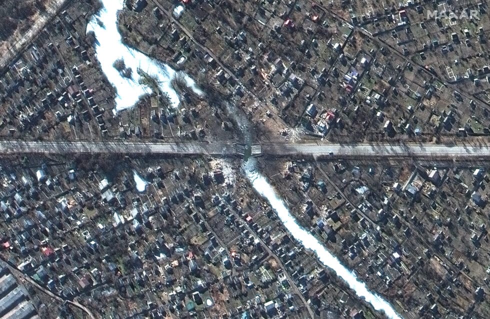 Imágenes aéreas de la guerra en Ucrania contra Rusia en la que se ve un puente destruido