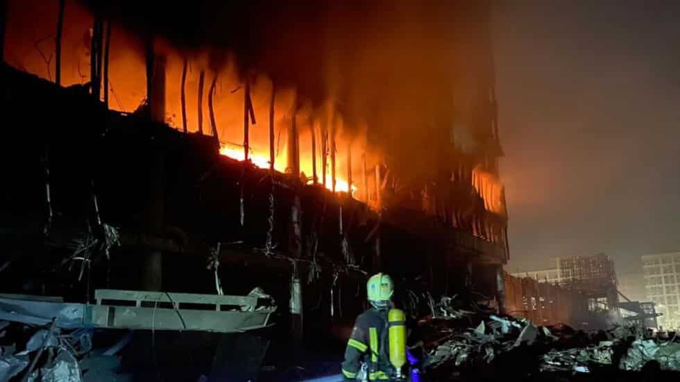 Llamas en el centro comercial bombardeado en Kiev.