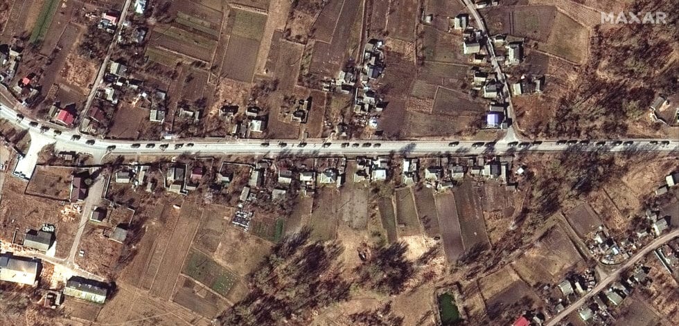 Imágenes aéreas de la guerra en Ucrania contra Rusia en la que se ve una fila de coches intentando cruzar la frontera