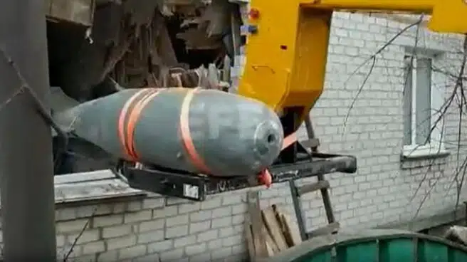 Así se retiró un misil ruso que impactó en un edifico de viviendas en Járkov