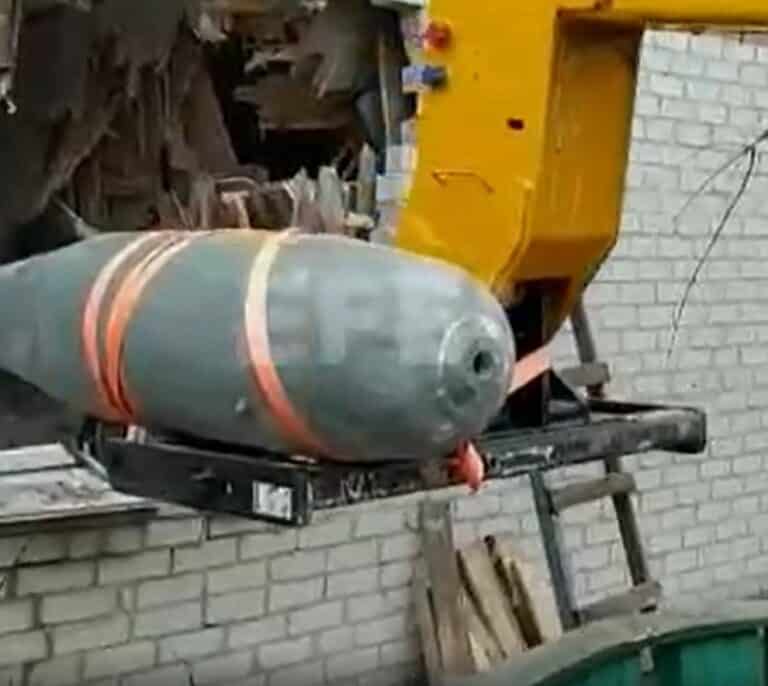 Así se retiró un misil ruso que impactó en un edifico de viviendas en Járkov