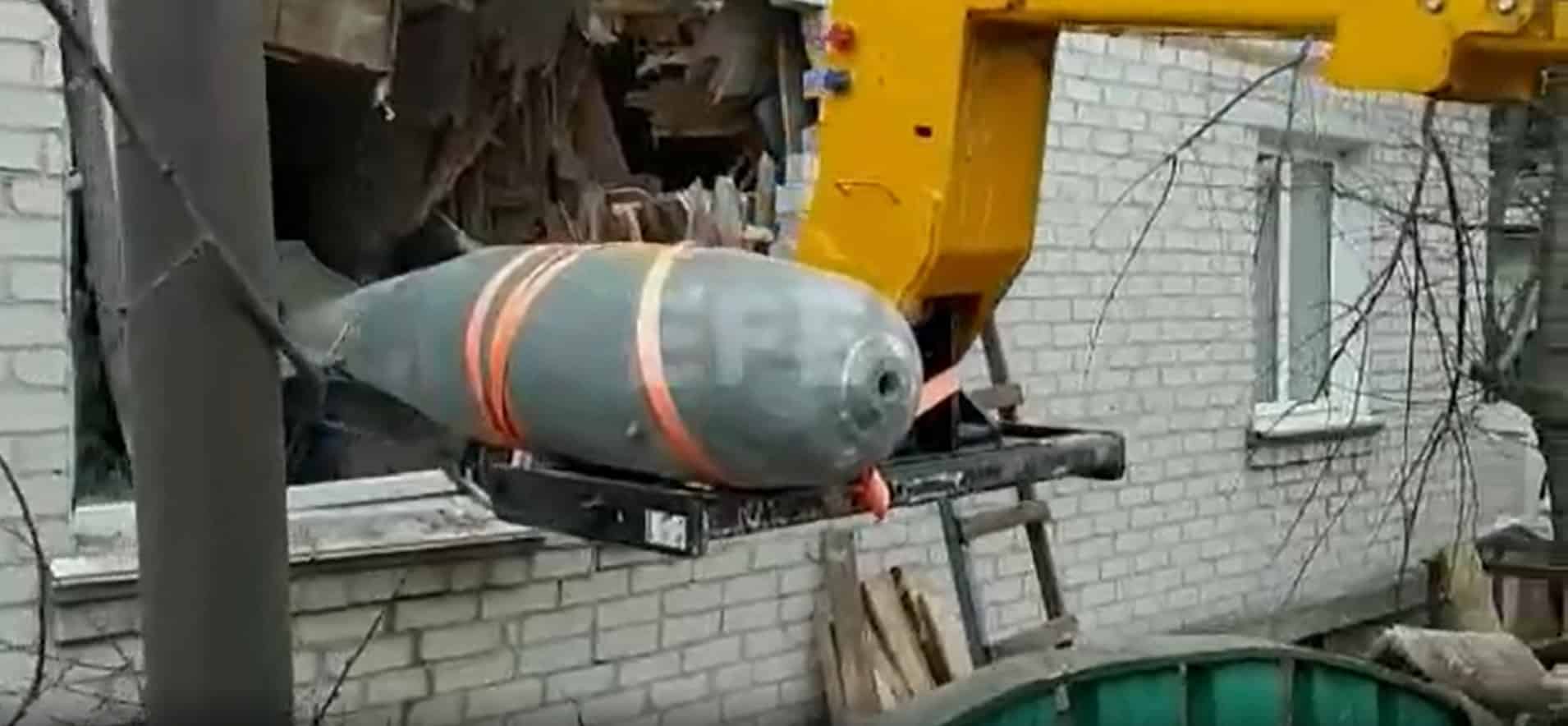 Imágenes del retiro de un misil ruso que impactó en un edifico de viviendas en Kharkiv