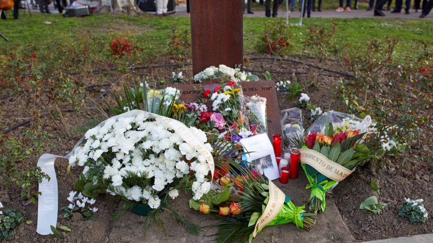 Un ramo de flores en la escultura 'Ilusión truncada' durante uno de los actos ‘11-M In Memoriam’.