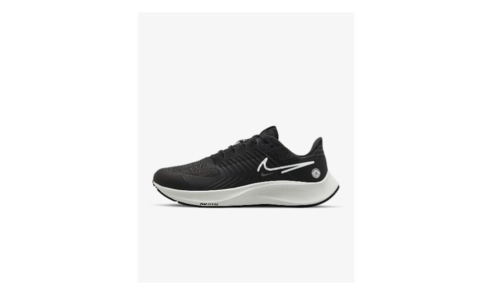 Nike Air Zoom Pegasus 38 - Zapatillas de deporte negras y suela blanca