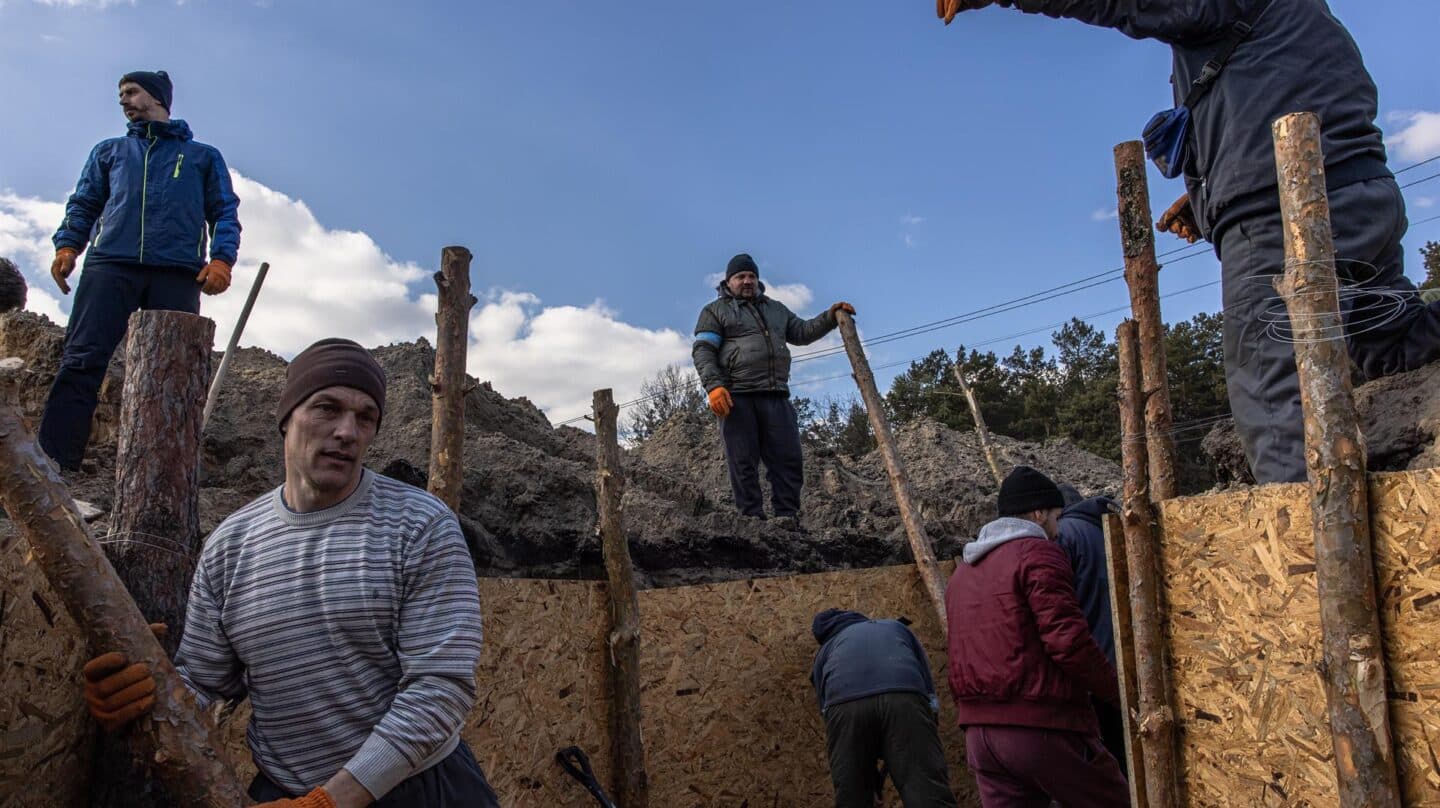 Miembros de las fuerzas de Defensa Territorial ucranianas preparan fortificaciones en la región de Kiev.