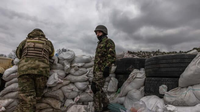 Soldados en las afueras de Kiev.