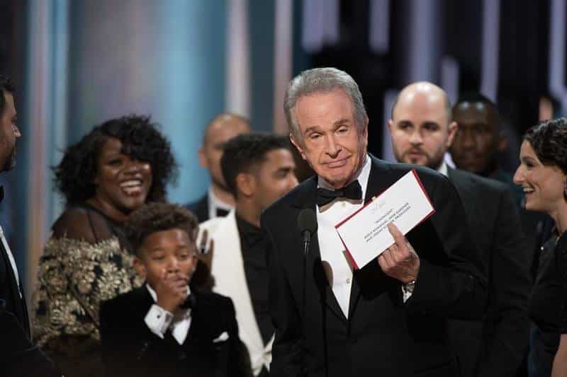 Momento en el que "Moonlight" roba el protagonismo a "La La Land" tras un error histórico en los Premios Óscar