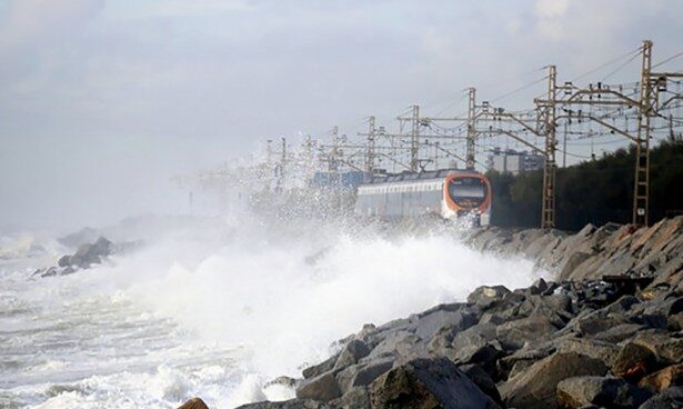 El oleaje causa un desprendimiento junto a la vía del Maresme y paraliza el paso de trenes Vía del Maresme