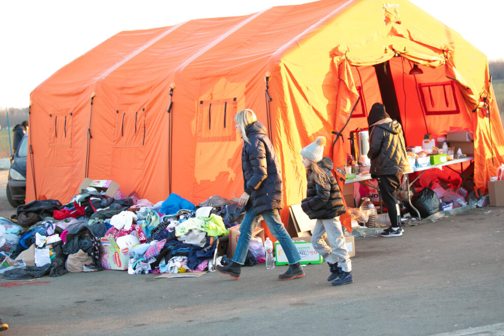 Tienda de campaña dispuesta por el Fondo de Población de la ONU para asistir a los refugiados ucranianos en la frontera.