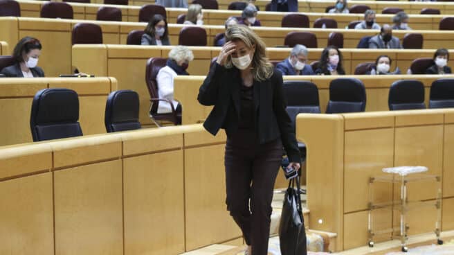 La ministra de Transportes, Raquel Sánchez, abandona la sesión de control al Gobierno en el pleno de este martes en el Senado.