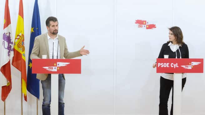 El secretario general del PSOE de Castilla y León y portavoz en las Cortes, Luis Tudanca, y la vicesecretaria general del PSOE, Adriana Lastra, comparecen ante la prensa