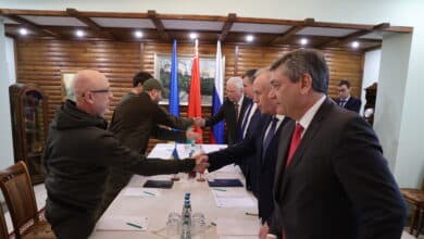 Rusia y Ucrania acuerdan establecer corredores humanitarios para población civil