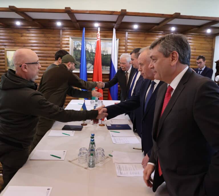 Rusia y Ucrania acuerdan establecer corredores humanitarios para población civil