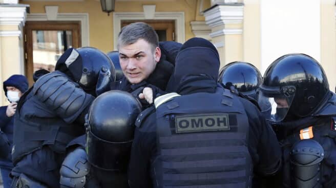Represión en Rusia: más de 14.000 detenidos desde la invasión de Ucrania Policías detienen en San Petersburgo a un joven contrario a la invasión de Ucrania.