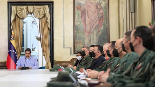 Reunión de Nicolás Maduro con el alto mando militar. Nicolás Maduro en una reunión con el alto mando militar.