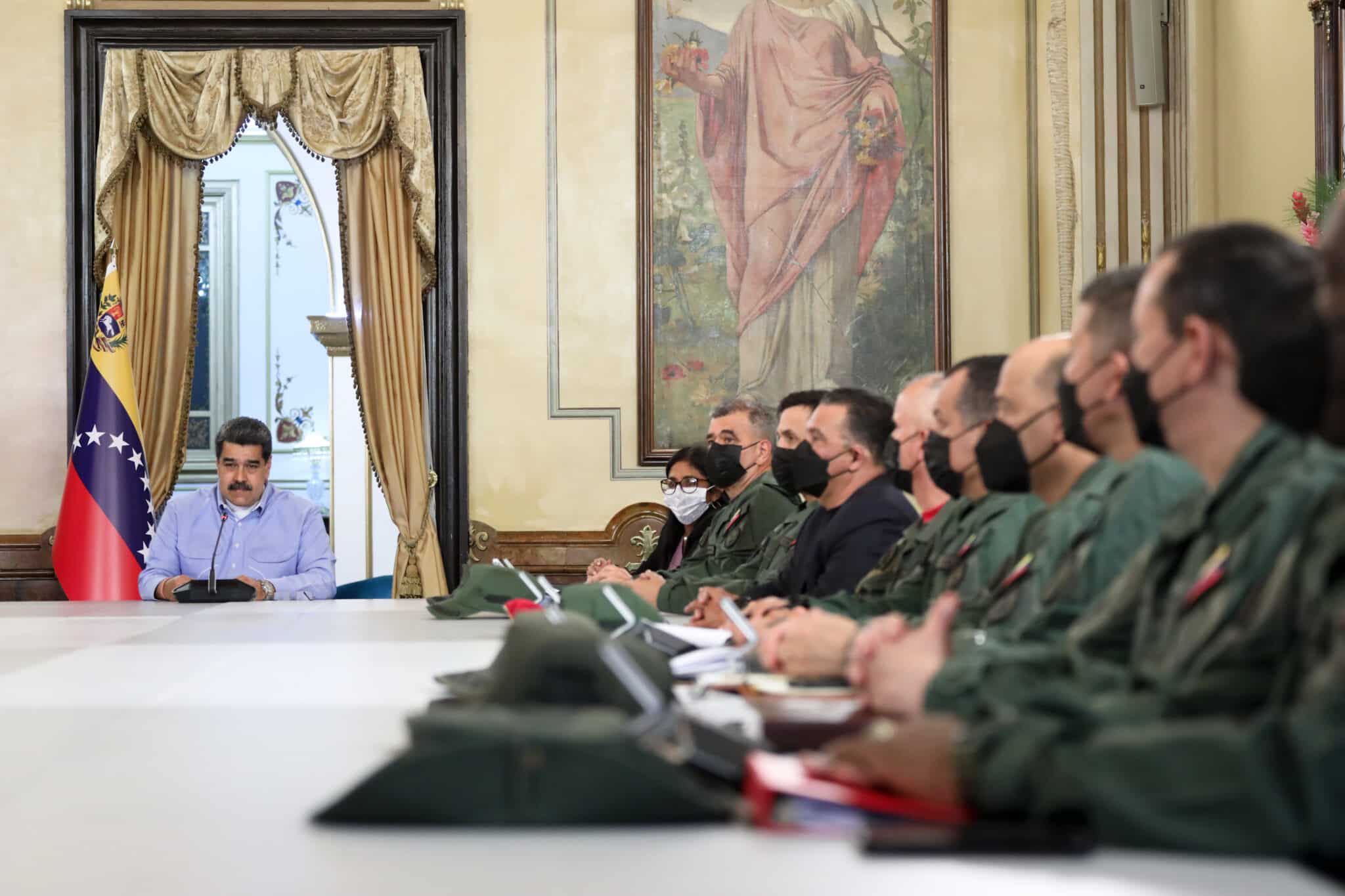 Nicolás Maduro en una reunión con el alto mando militar.