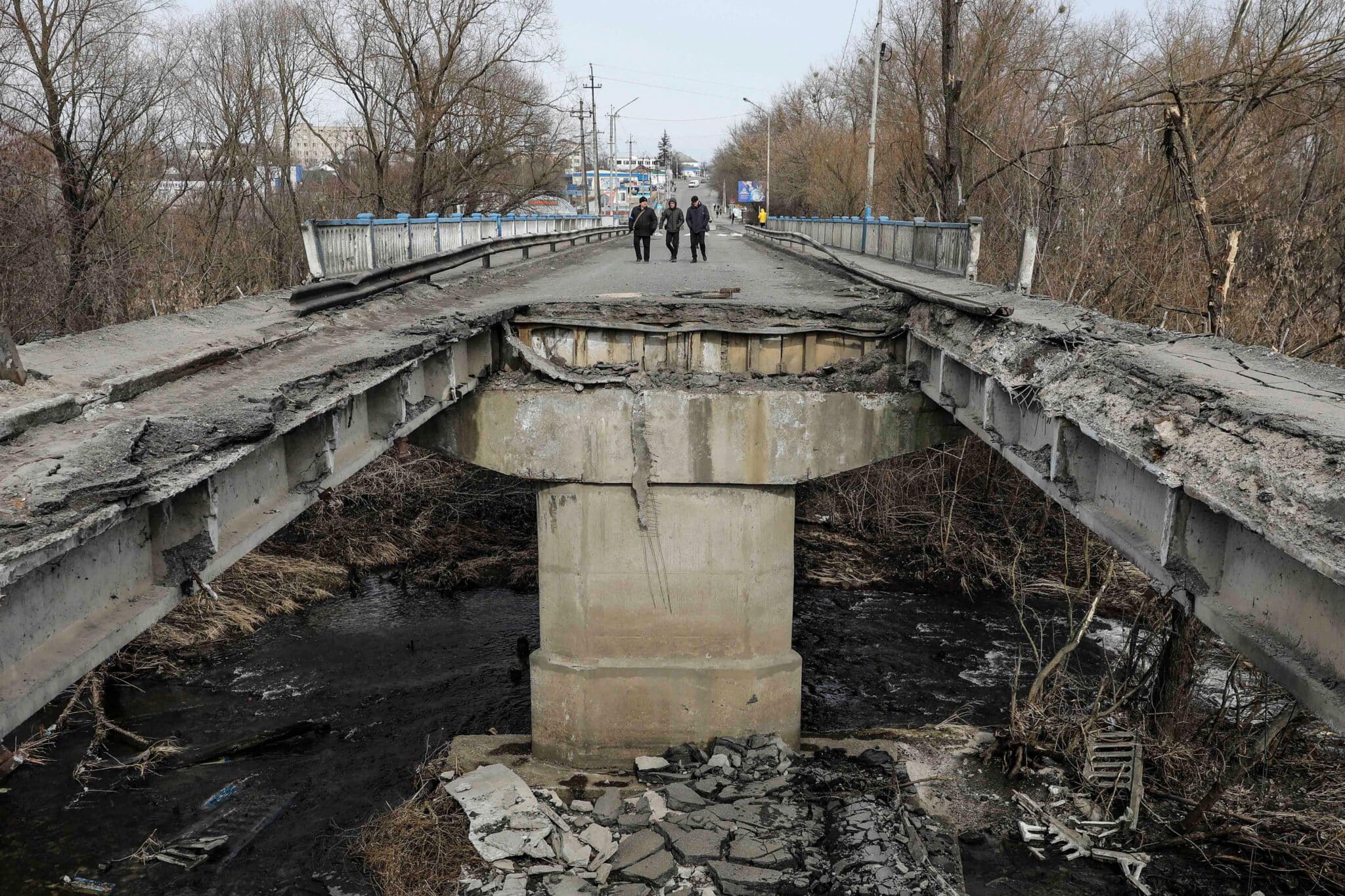 Impacto de los bombardeos en Malyn (Ucrania).