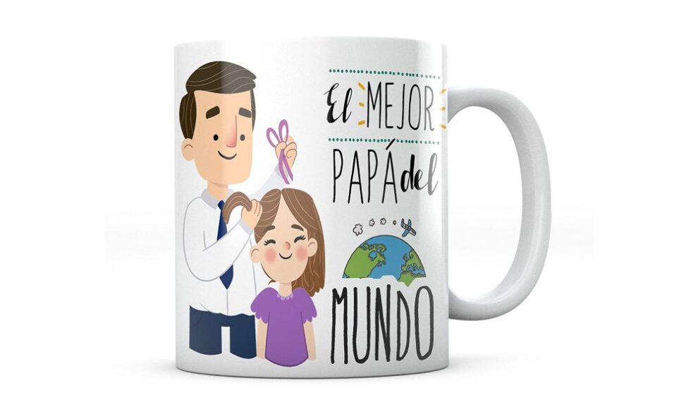 Taza con el dibujo de una padre peinando a una niña y la frase 'El mejor papá del mundo'