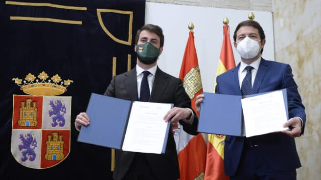 Gallardo y Mañueco muestran el pacto de gobierno en Valladolid. Gallardo y Mañueco muestran el pacto de gobierno en Valladolid.
