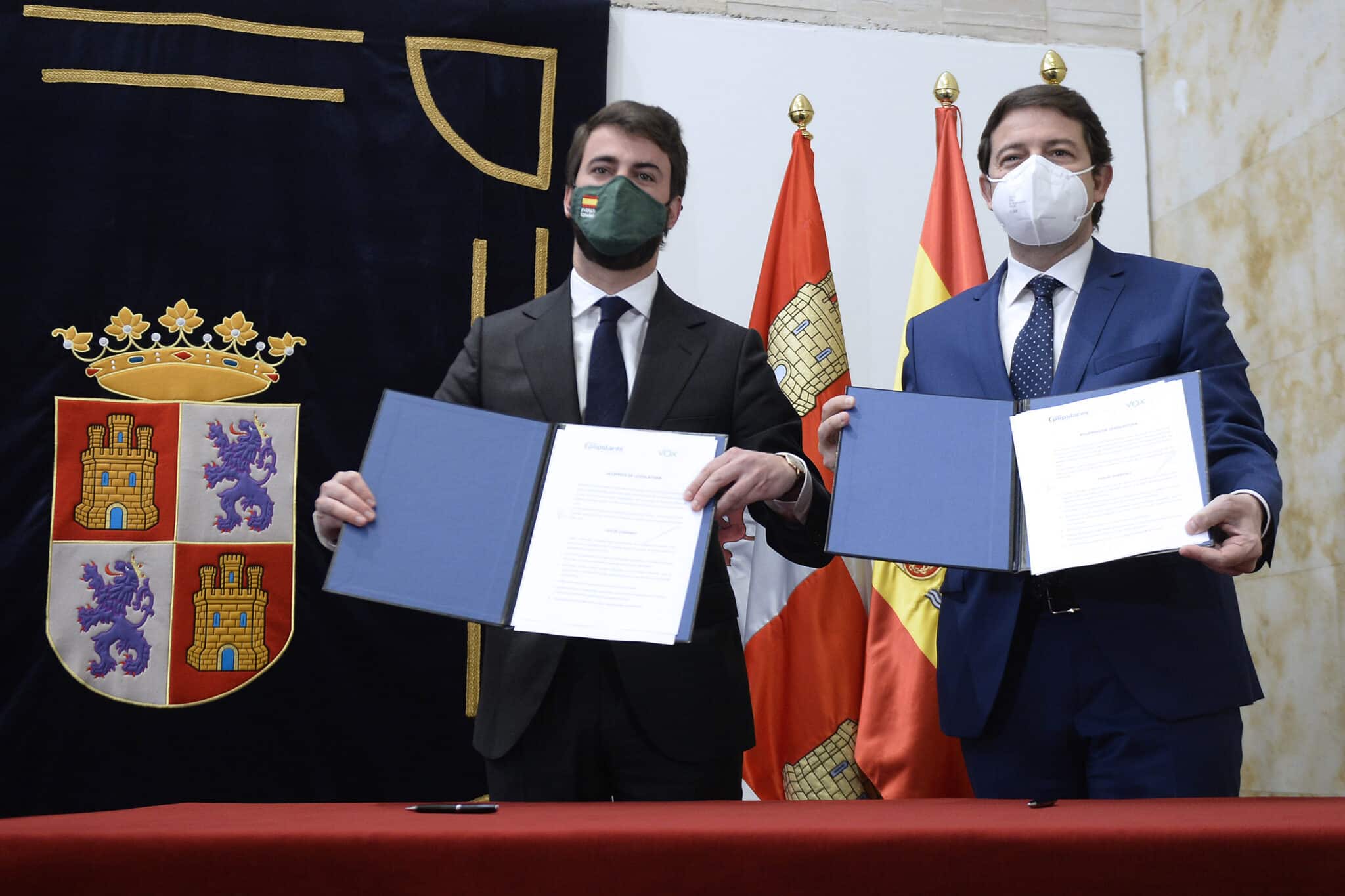 Gallardo y Mañueco muestran el pacto de gobierno en Valladolid.
