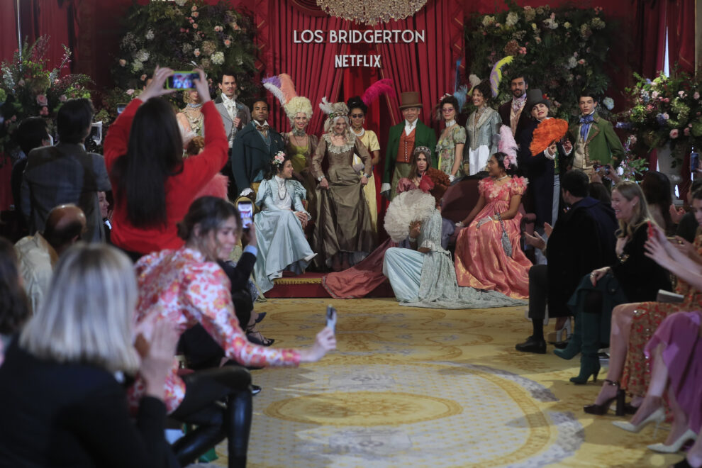 Vista del desfile con el vestuario original de la serie 'Los Bridgerton' en el Teatro Real este miércoles en Madrid. 
