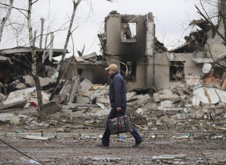 Un hombre pasea delante de unos edificios en ruinas en la localidad  de Borodyanka cerca de Kiev. 