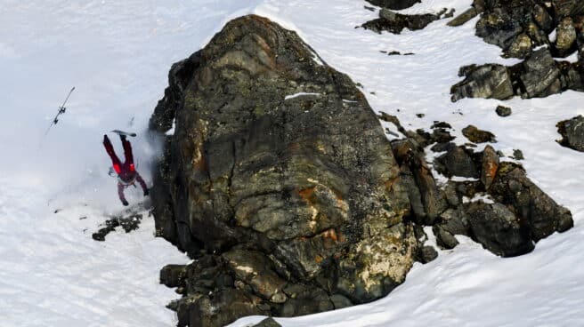 Aymar Navarro sufre una grave caída en una prueba del Freeride World Tour Aymar Navarro de España compite y cae en la final de Verbier Xtreme Freeride World Tour (FWT) en la montaña 'Bec des Rosses'