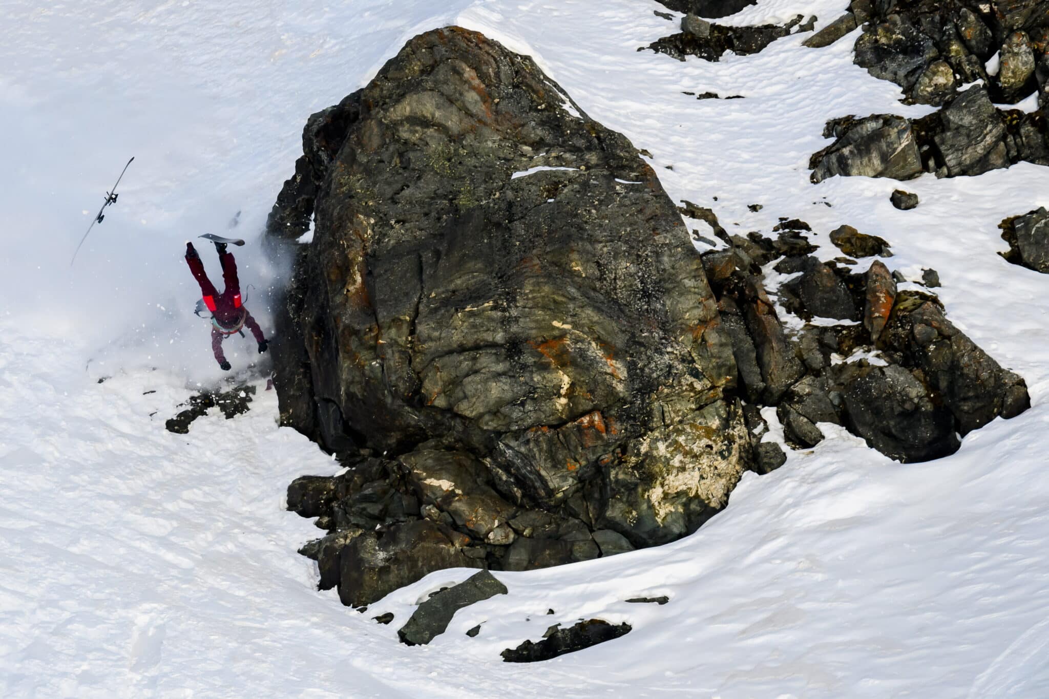 Aymar Navarro de España compite y cae en la final de Verbier Xtreme Freeride World Tour (FWT) en la montaña 'Bec des Rosses'