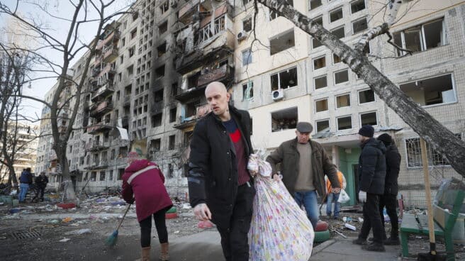 Civiles ucranianos en la guerra Un hombre saca sus pertenencias de un edificio bombardeado en Kiev.