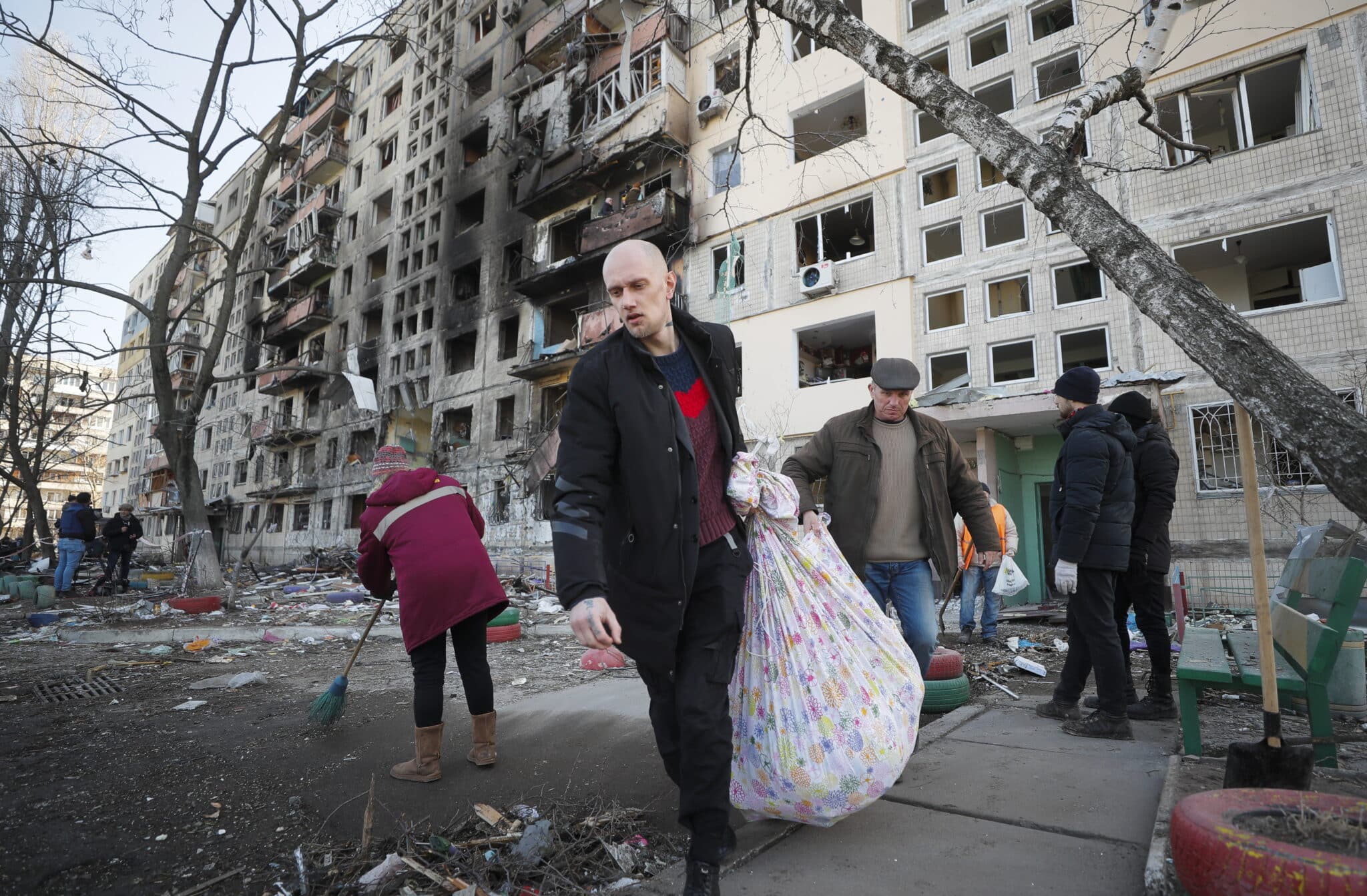 Un hombre saca sus pertenencias de un edificio bombardeado en Kiev.