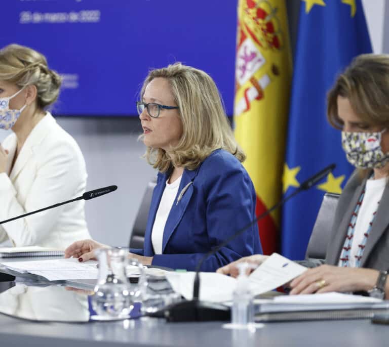 Calviño replica al PP que el plan nacional de respuesta incorpora rebajas de impuestos
