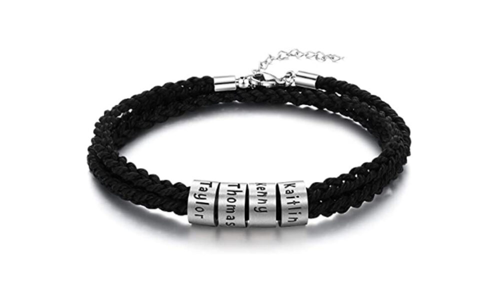 Pulsera trenzada en negro con cuatro cuentas plateadas con nombres grabados