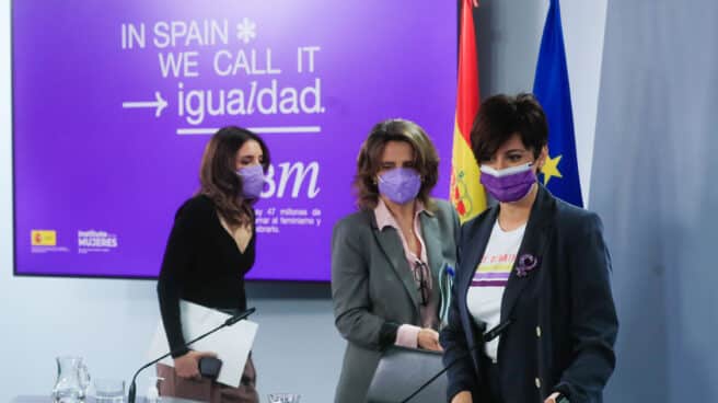 Rodríguez acalla a Montero para intentar tapar las fisuras internas del Gobierno por Ucrania Montero, Ribera y Rodríguez, tras el Consejo de Ministros.