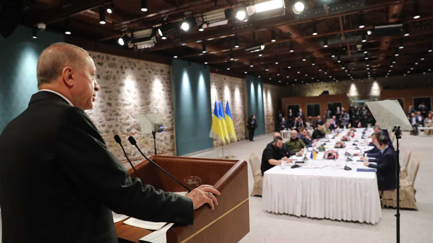Erdogan, en Estambul ante las delegaciones rusa y ucraniana.