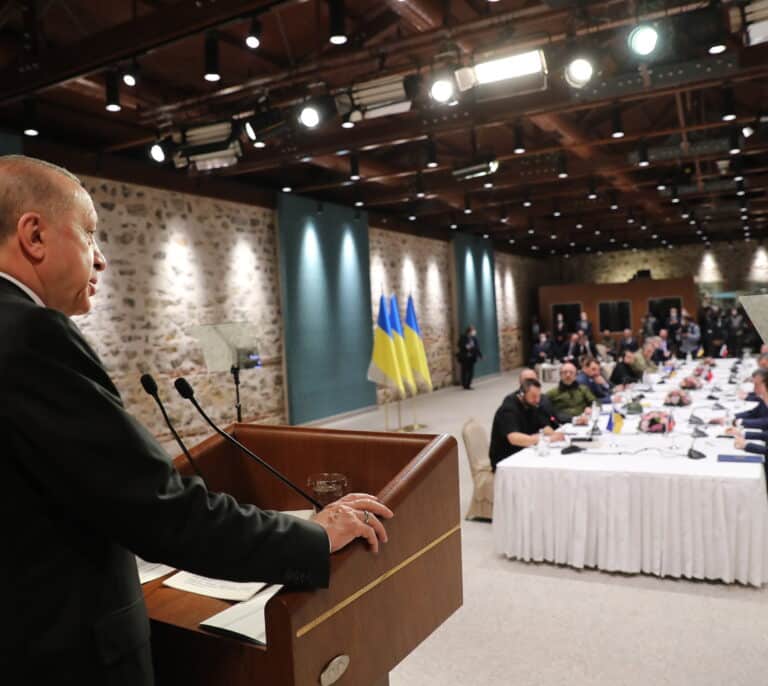 Erdogan urge a un alto el fuego ante las delegaciones de Rusia y Ucrania