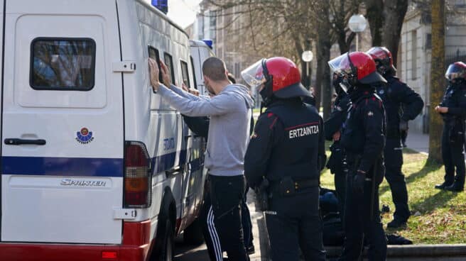 Una veintena de detenidos por incidentes en la Universidad en Vitoria Detenido un joven en el campus de la Universidad del País Vasco.