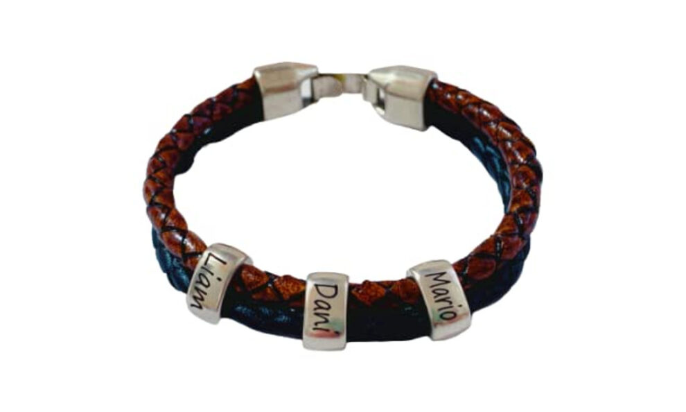 Pulsera doble marrón y azul, con tres cuentas con nombres grabados