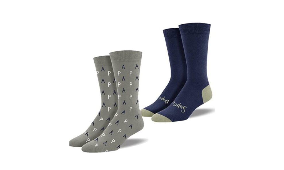 Dos pares de calcetines unos grisáceos con las letras 'papa' y otro azules