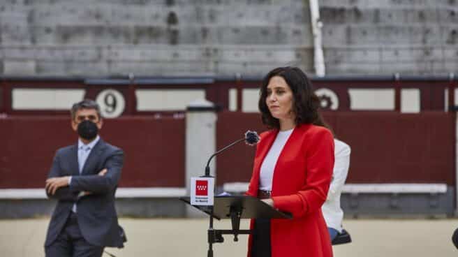 Isabel Díaz Ayuso y la viuda de Víctor Barrios, Raquel Sanz durante su visita a la plaza de toros de Las Ventas