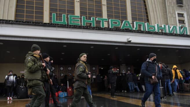 Acceso a la estación Central de Kiev (Ucrania). Militares armados en la estación Central de Kiev, Ucrania
