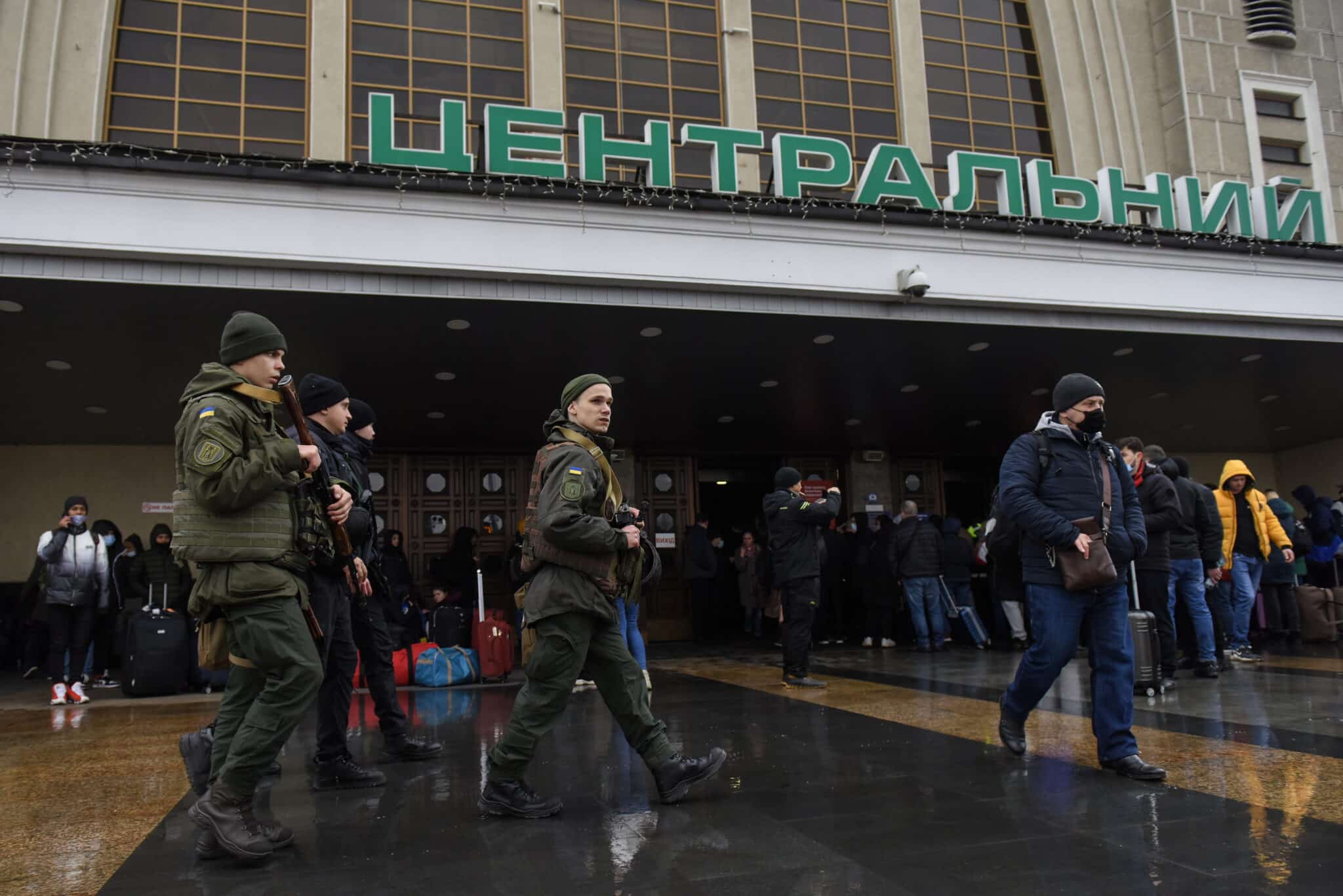 Militares armados en la estación Central de Kiev, Ucrania