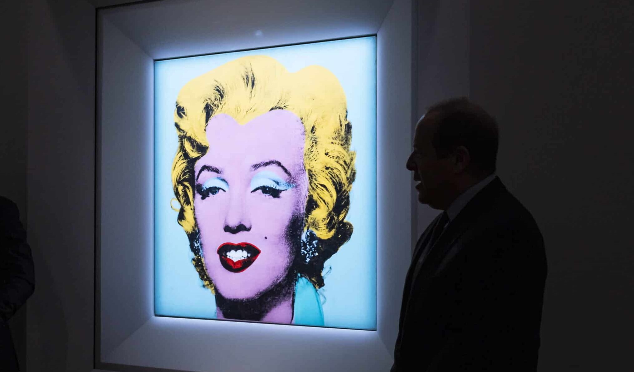 El presidente de Christie's Americas, Marc Porter, posa delante del cuadro de 1964 'Shot Sage Blue Marilyn' de Andy Warhol