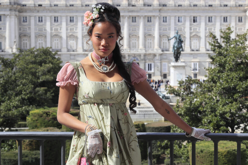 Vista del desfile con el vestuario original de la serie 'Los Bridgerton' en el Teatro Real este miércoles en Madrid. 