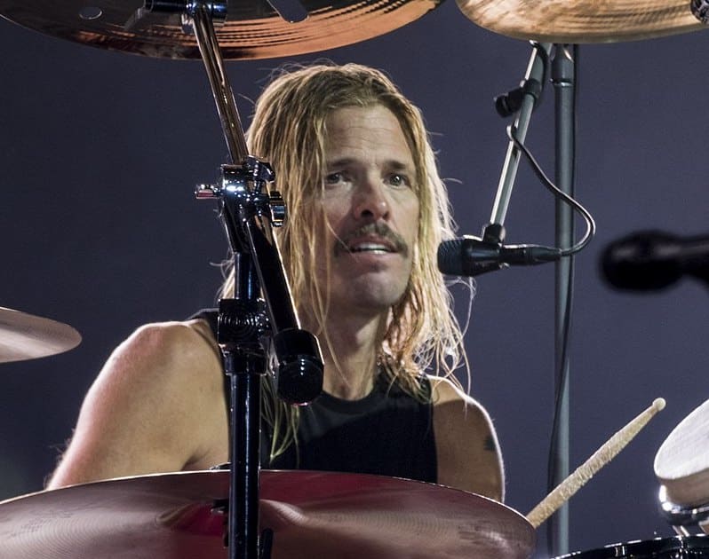 Taylor Hawkins subido al escenario