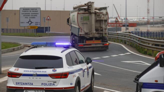 La Ertzaintza vigila los accesos al Puerto de Bilbao.