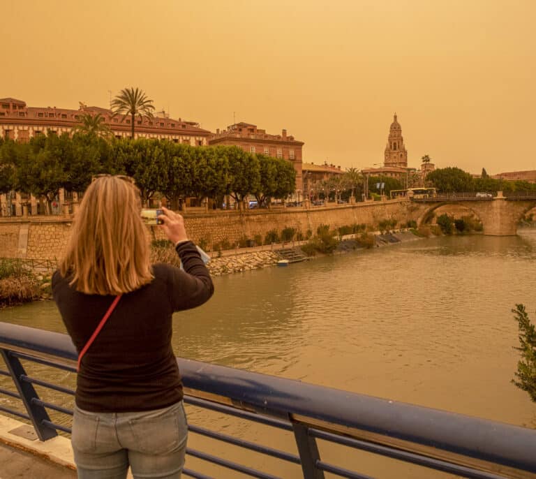 España se tiñe de rojo: la calima cubre Murcia y Alicante y este martes puede llegar a Madrid