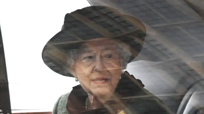 Isabel II reaparece en la misa de Felipe de Edimburgo arropada por la realeza europea