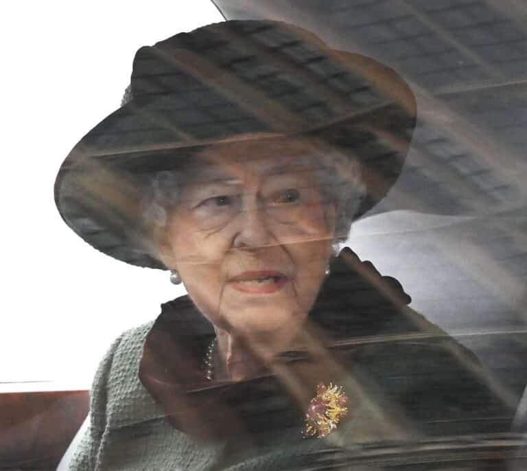 Isabel II reaparece en la misa de Felipe de Edimburgo arropada por la realeza europea
