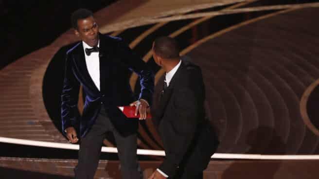 El actor estadounidense Will Smith (R) golpea al actor estadounidense Chris Rock durante la 94ª ceremonia anual de los Premios Oscar
