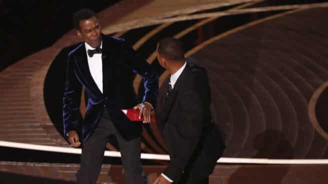 Ceremonia - 94 Premios de la Academia El actor estadounidense Will Smith (R) golpea al actor estadounidense Chris Rock durante la 94ª ceremonia anual de los Premios Oscar